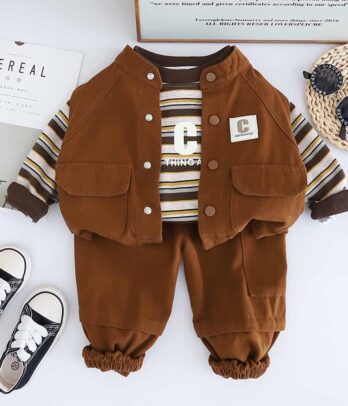 Ensemble de pantalon et gilet marron avec pull à rayures