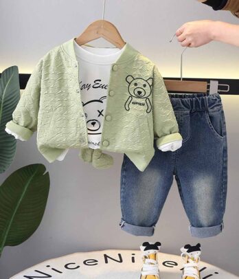 Ensemble de chemise verte, pull blanc et pantalon en jean
