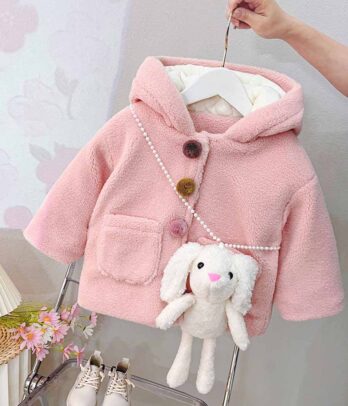 Manteau d’hiver pour bébé fille en laine d’agneau douce et chaude, coupe classique avec fermeture boutonnée, disponible en plusieurs couleurs pastel.