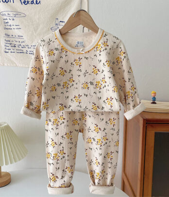 Pyjama beige floral deux pièces, doux et léger pour des nuits paisibles. Motif fleuri délicat et design élégant pour un confort tout en douceur.