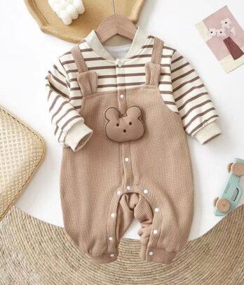 Barboteuse beige avec effet pull à rayures