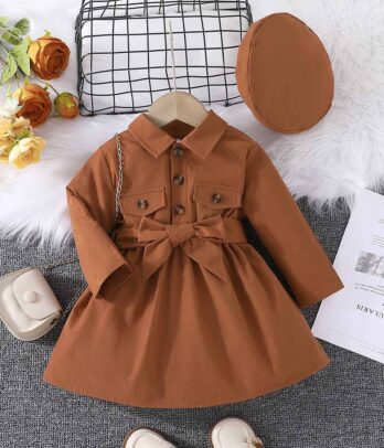 Ensemble de robe, manteau et béret de couleur marron