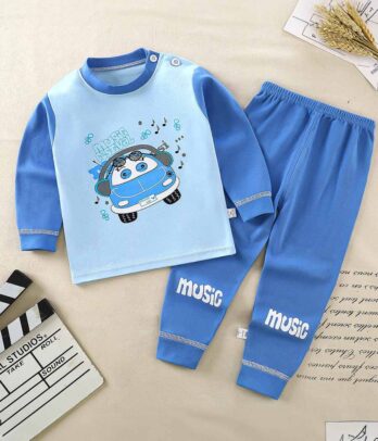 Ensemble de pyjama bleu imprimé voiture
