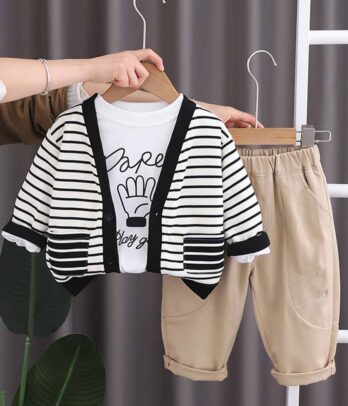 Ensemble de pantalon en toile, pull blanc imprimé et cardigan à rayures