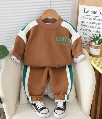 Ensemble de jogging marron avec des traits verts et blancs