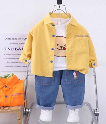 Ensemble composé de trois pièces jean, pull blanc et chemise jaune