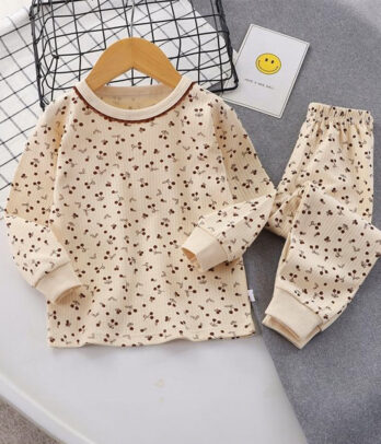 Pyjama beige fleuri doux et léger, deux pièces confortables au motif floral délicat, parfait pour des nuits paisibles, élégantes et réconfortantes.