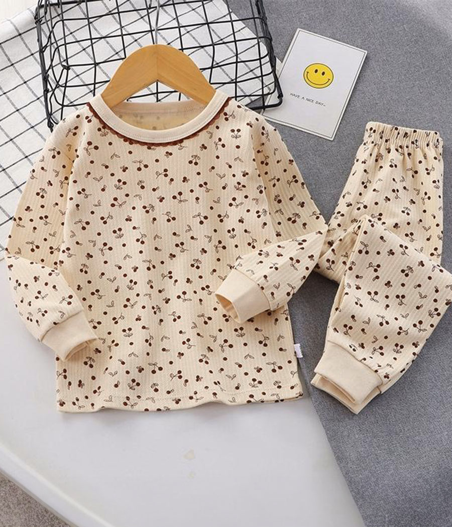 64539 Pyjama beige fleuri doux et léger, deux pièces confortables au motif floral délicat, parfait pour des nuits paisibles, élégantes et réconfortantes.