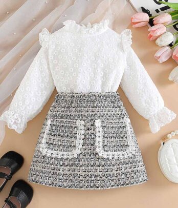 Ensemble de jupe en tweed grise et chemise blanche sophistiquée
