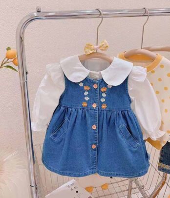 Set de robe en jean fleurie avec chemise blanche