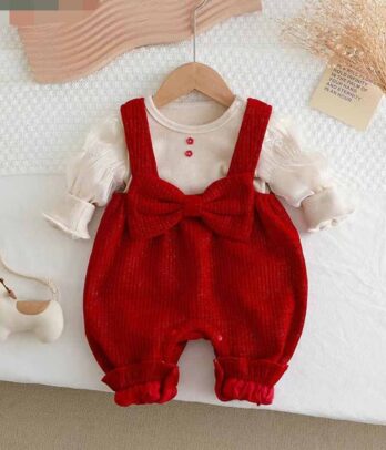 Barboteuse rouge à nœud papillon avec pull beige