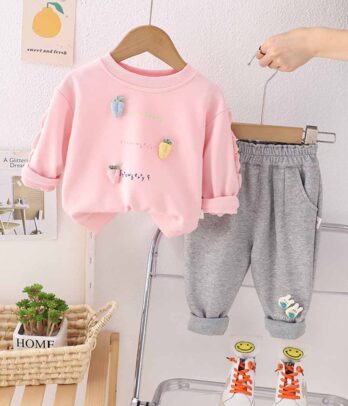 Ensemble de jogging rose et gris composé de deux pièces