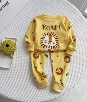 Pyjama jaune "King Jungle" doux et confortable pour garçons. Ensemble deux pièces avec imprimé aventureux, parfait pour des nuits pleines d’exploration.