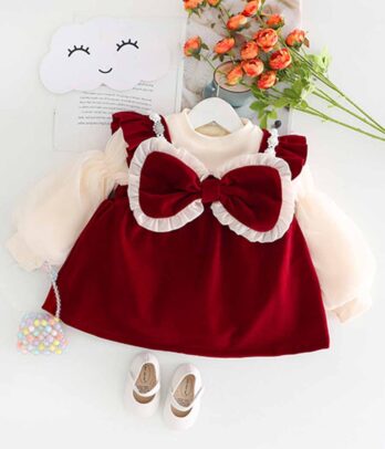 Robe rouge à nœud papillon sur la devanture