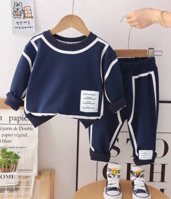 Set de jogging bleu marine avec détails blanc