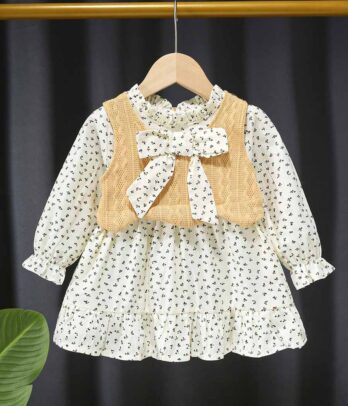 Ensemble de robe florale blanc cassé et gilet sans manches jaune