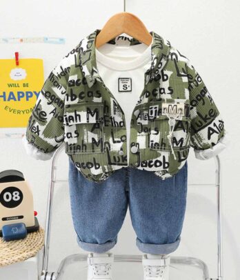 Ensemble de trois pièces composé d'un jean, pull blanc et blouson vert à motifs