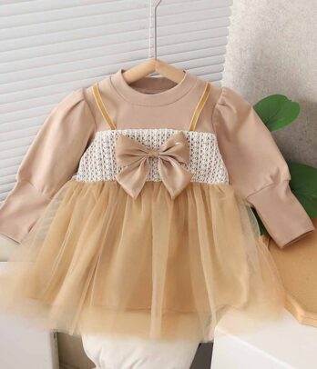 Robe de couleur crème à nœud papillon