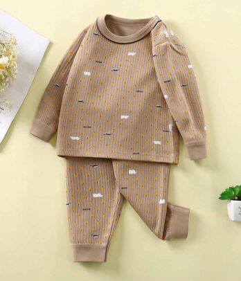 Pyjama unisexe marron doux et léger, deux pièces confortables avec taille élastique et coupe ample, idéal pour des nuits paisibles et libres.