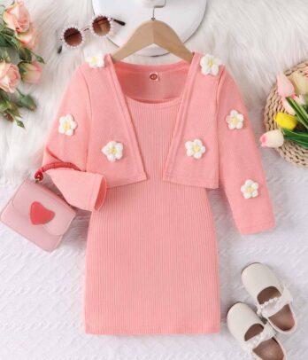 Ensemble de robe rose et cardigan à fleurs