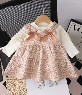 Robe de couleur sobre et pull blanc a sorti 