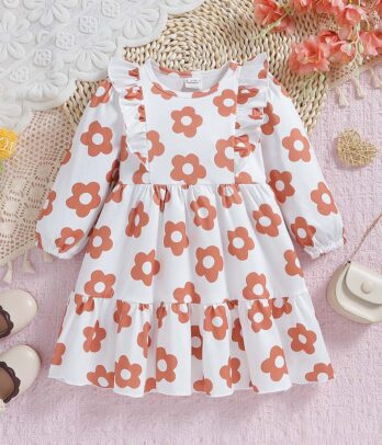 Robe blanche à manches longues ornée de fleurs orange