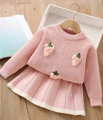 Ensemble de deux pièces rose clair aux fraises tricoté