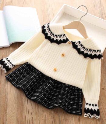 Ensemble de cardigan tricoté et jupe noire pour enfant