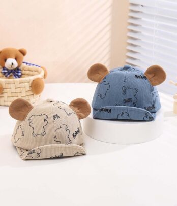 Casquette bleu à visière retroussée avec oreilles d'ourson