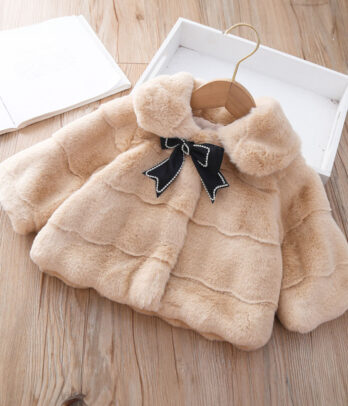 Veste en fourrure de couleur beige à nœud papillon noir