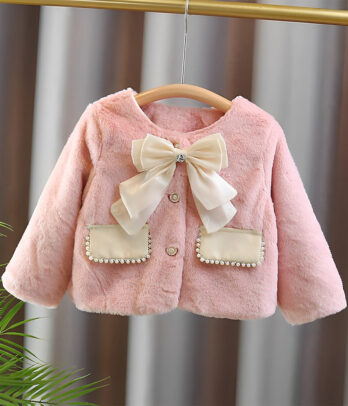 Veste en fourrure rose à nœud papillon