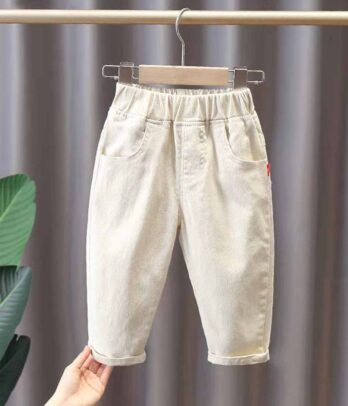 Pantalon en jean blanc cassé avec dessin sur la poche arrière