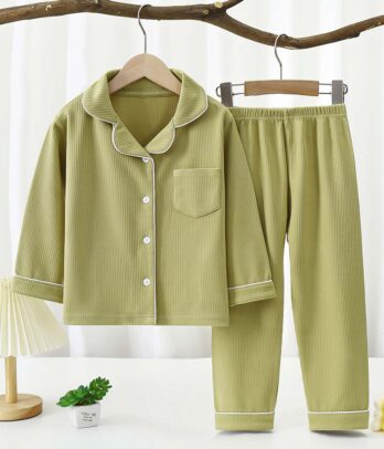 Pyjama de couleur verte avec haut boutonné