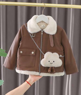 Veste en cuir marron avec col en fourrure et sacoche blanche