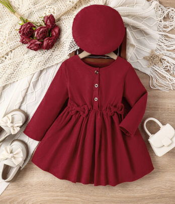 Robe rouge classique pour fillette avec béret assorti, offrant une allure chic et joyeuse, parfaite pour les occasions spéciales.