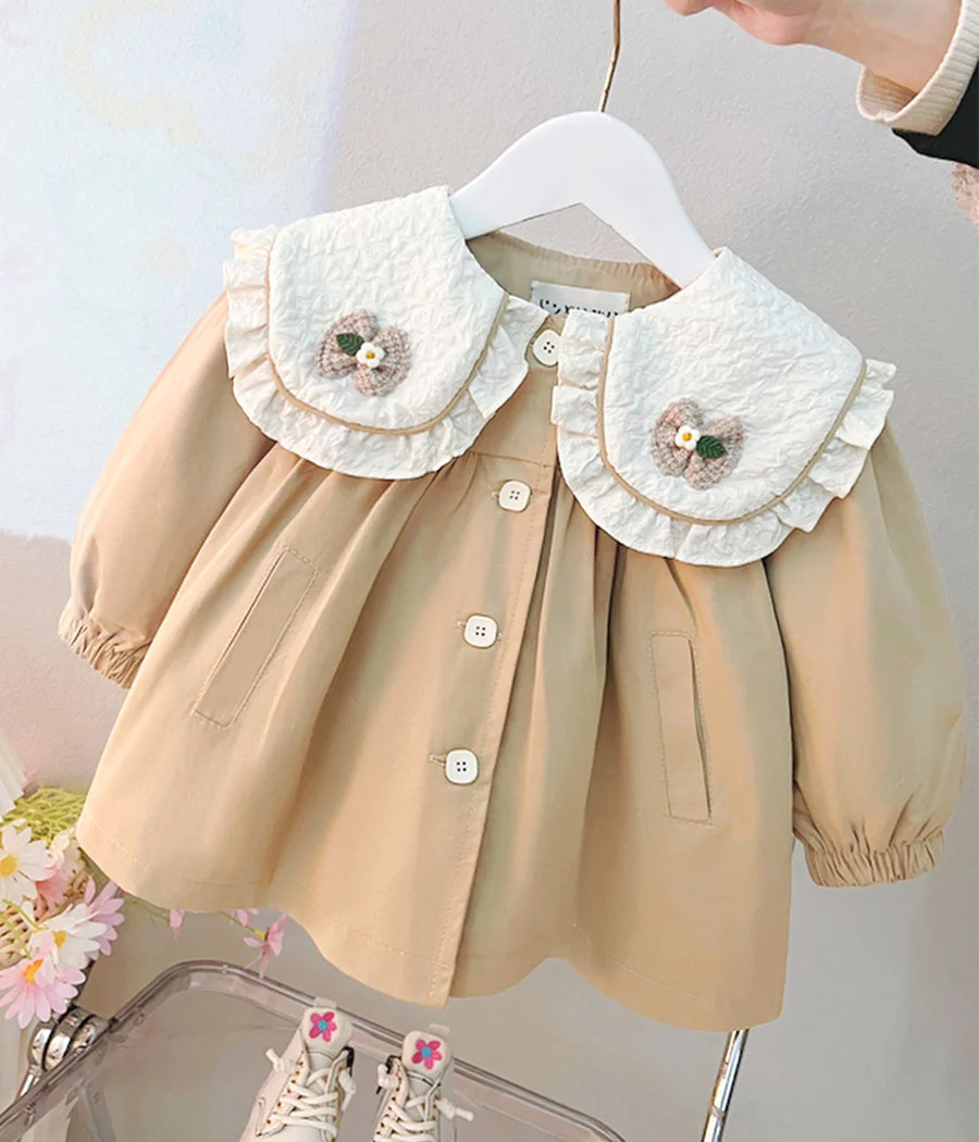 94129 Robe beige style trench-coat avec col Claudine décoré de papillons. Légère, élégante et confortable, elle offre une liberté de mouvement idéale au quotidien.