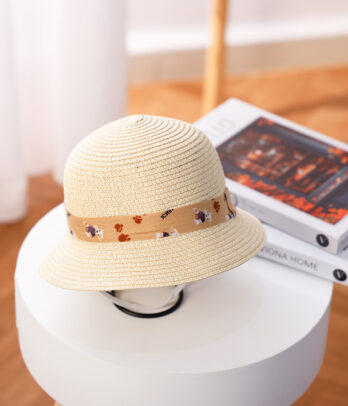 Chapeau de paille beige avec bande décorative à oursons