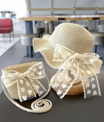 Chapeau de paille beige avec sac assorti ornée d'un ruban