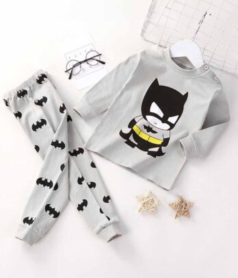 Pyjama gris "chauve-souris" confortable et original pour garçons. Ensemble deux pièces doux et chaud, idéal pour des nuits pleines de rêves et d’aventures.