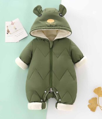 Combinaison bébé verte en polyester doux, avec capuche, fermeture zippée sur le devant, coupe confortable et chaude, idéale pour les sorties hivernales.
