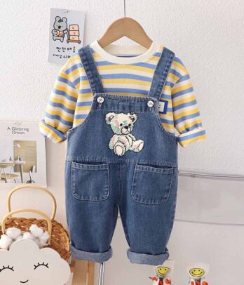 Set de salopette en jean et pull à rayures jaunes
