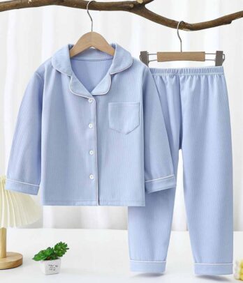 Pyjama de couleur bleue avec haut boutonné