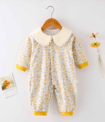 Grenouillère fleurie de couleur jaune