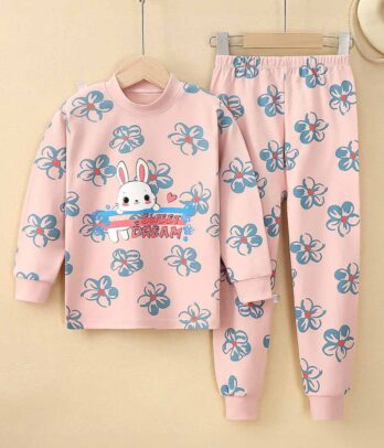 Pyjama composé de deux pièces roses à fleurs bleues