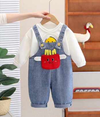 Salopette en jean avec pull blanc ludique