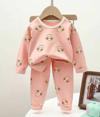 Set de pyjama rose avec des doudous