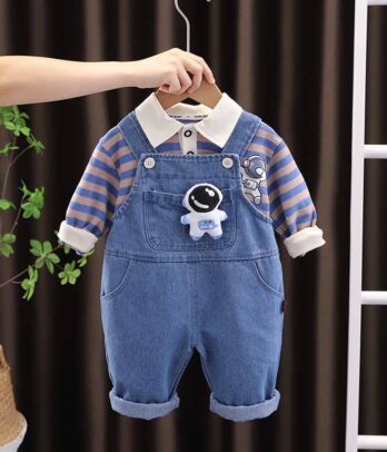 Salopette en jean avec pull à rayures style polo