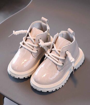 Bottes simples satinées de couleur blanc sale pour enfants