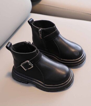 Bottines résistantes de couleur noire pour enfants