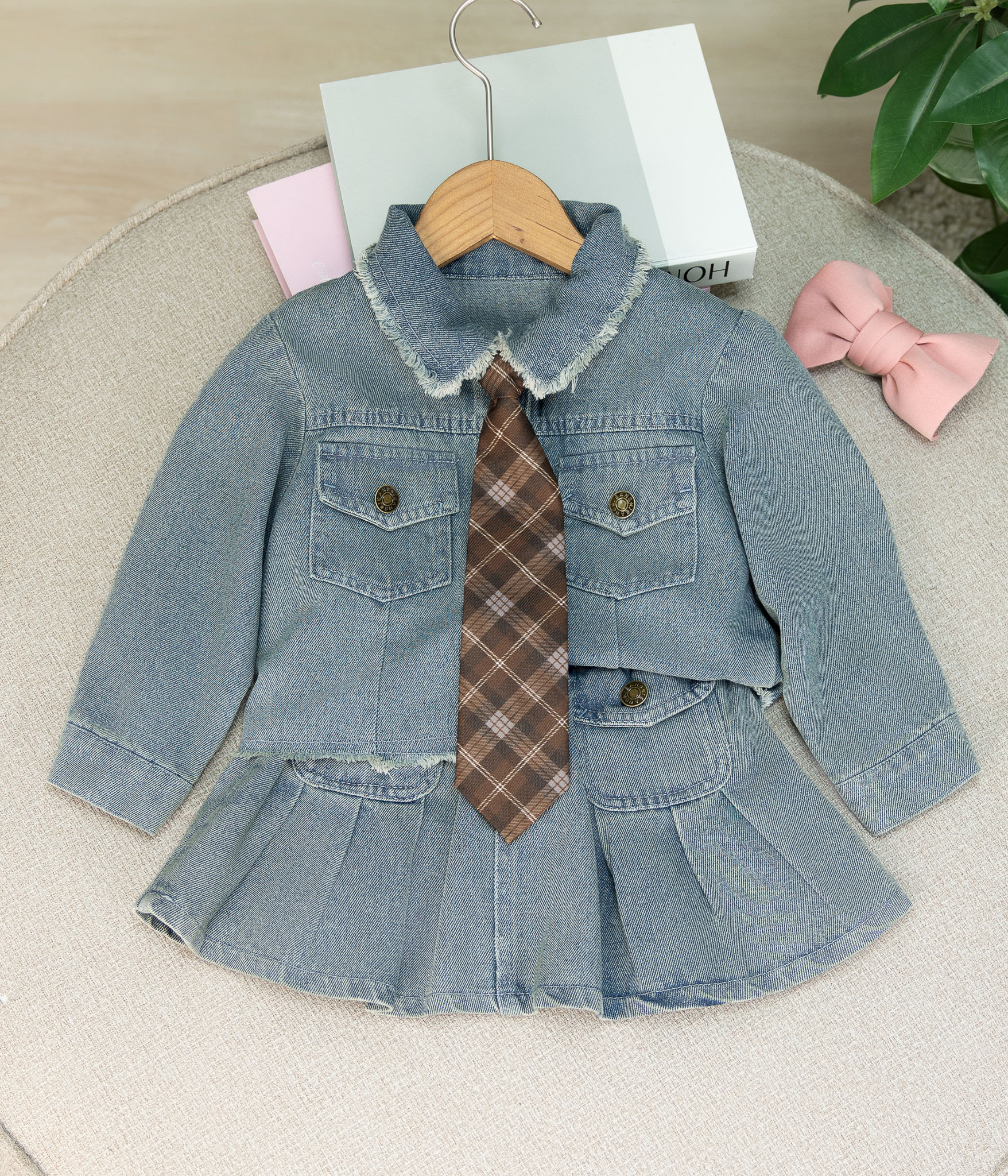 44272-1 Ensemble en jean composé de jupe et veste assortis avec cravate – Image 1